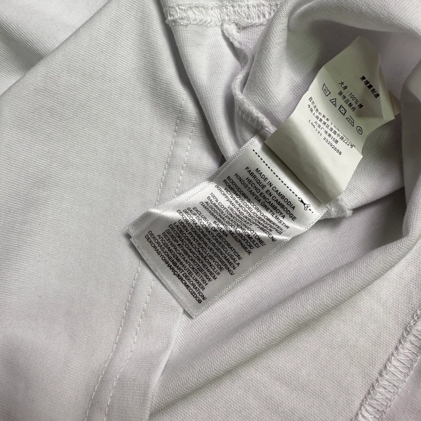 P180 Ralph Lauren 2025 new classic embroidered logo couple's style long-sleeved T-shirt 🔥High version🔥High version🔥 Original fabric Digital direct printing technology Same style as Internet celebrity star High version High quality😘😘 The fabric is made of 280g pure cotton fabric. It feels super comfortable, fashionable and individual. A long-sleeved T-shirt that is super versatile and good-looking. It is very suitable for both men and women. It is a must-have for everyone. Packaging and tags Collar label washed wheat complete 👍 Color: White Size: S-XL